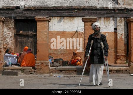 Kathmandu, Nepal. 23rd. Februar 2022. Ein Sadhu, besonders ein Anhänger von Lord Shiva, geht vor dem bevorstehenden Maha Shivaratri-Festival in Kathmandu, Nepal, am 23. Februar 2022 durch das UNESCO-Weltkulturerbe Pashupatinath-Tempel. Maha shivaratri, ein Festival, das Lord Shiva gewidmet ist. Sadhus aus Nachbarländern sind vor dem bevorstehenden Maha Shivaratri Festival angekommen. (Foto: Abhishek Maharjan/Sipa USA) Quelle: SIPA USA/Alamy Live News Stockfoto