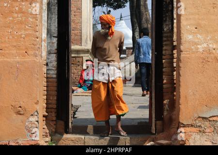 Kathmandu, Nepal. 23rd. Februar 2022. Ein Sadhu, Anhänger von Lord Shiva, geht vor dem bevorstehenden Maha Shivaratri-Fest am 23. Februar 2022 aus einer Türe am Pashupatinath-Tempel des UNESCO-Weltkulturerbes heraus. Maha shivaratri, ein Festival, das Lord Shiva gewidmet ist. Sadhus aus Nachbarländern sind vor dem bevorstehenden Maha Shivaratri Festival angekommen. (Foto: Abhishek Maharjan/Sipa USA) Quelle: SIPA USA/Alamy Live News Stockfoto