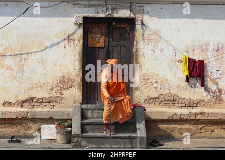 Kathmandu, Nepal. 23rd. Februar 2022. Ein Sadhu, Anhänger von Lord Shiva, geht aus einem Raum im Pashupatinath-Tempel des UNESCO-Weltkulturerbes, vor dem bevorstehenden Maha Shivaratri-Fest am 23. Februar 2022 in Kathmandu, Nepal, hinaus. Maha shivaratri, ein Festival, das Lord Shiva gewidmet ist. Sadhus aus Nachbarländern sind vor dem bevorstehenden Maha Shivaratri Festival angekommen. (Foto: Abhishek Maharjan/Sipa USA) Quelle: SIPA USA/Alamy Live News Stockfoto