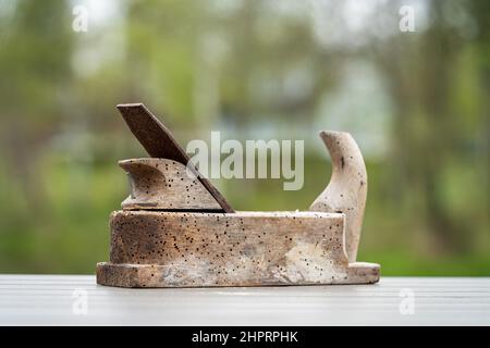 Foto eines alten Holzhobelers für die Holzbearbeitung. Stockfoto