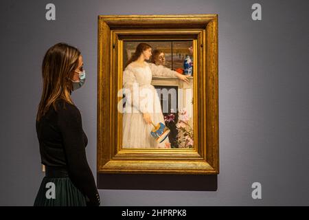 LONDON, GROSSBRITANNIEN. 23. Februar 2022. Eine Ausstellung in der Royal Academy of Arts mit Werken des gefeierten Künstlers James Abbott McNeill Whistler (1834-1903) und seiner Muse JOANNA HIFFERNAN. Whistlers Frau in Weiß: Joanna Hiffernan wird vom 26. Februar bis 22. Mai 2022 an der Royal Academy of Arts stattfinden. Kredit: amer ghazzal/Alamy Live Nachrichten Stockfoto