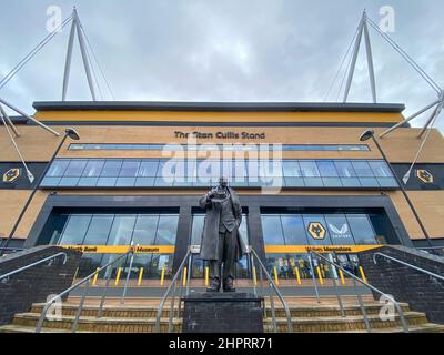 Wolverhampton, Großbritannien. 23rd. Februar 2022. Wolverhampton, England, Februar Gesamtansicht vor dem Stadion Stan Cullis Statue während des Arnold Clark Cup Fußballspiels zwischen England und Deutschland im Molineux Stadium in Wolverhampton, England. Karl W Newton /SPP Quelle: SPP Sport Press Foto. /Alamy Live News Stockfoto