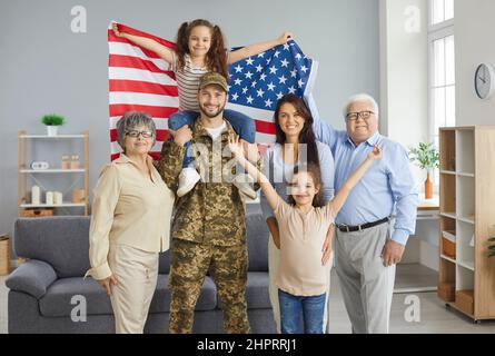 Porträt eines glücklichen amerikanischen Soldaten in Tarnuniform zusammen mit seiner Familie Stockfoto