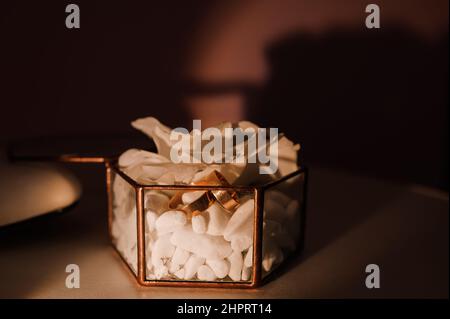 Hochzeitszubehör. Goldene Eheringe, Boutonniere des Bräutigams Stockfoto