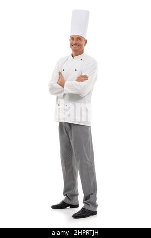 Meisterkoch. Studioaufnahme eines lächelnden Küchenchefs, isoliert auf Weiß. Stockfoto