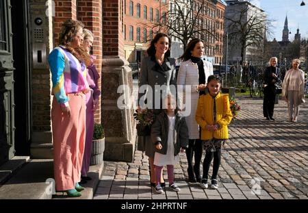 Die Herzogin von Cambridge (Mitte links) und Kronprinzessin Mary von Dänemark ) Mitte rechts), nachdem sie am zweiten Tag eines zweitägigen Arbeitsbesuchs mit der Royal Foundation Center for Early Childhood Blumen von Kindern während eines Besuchs im Danner Crisis Center in Kopenhagen, Dänemark, erhalten hatte. Bilddatum: Mittwoch, 23. Februar 2022. Stockfoto