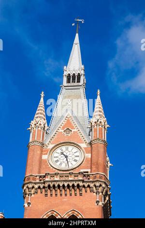 Der Uhrenturm des St. Pancras Station Hotels, London, England, Großbritannien Stockfoto