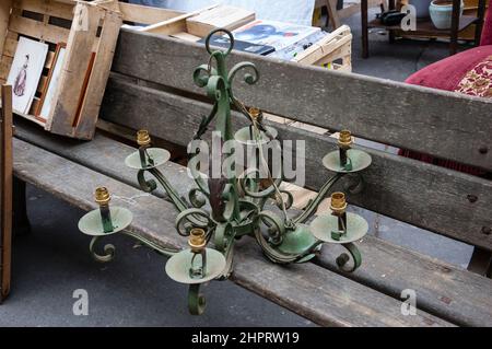 Alter Kronleuchter auf dem Flohmarkt in Paris, Frankreich. Stockfoto