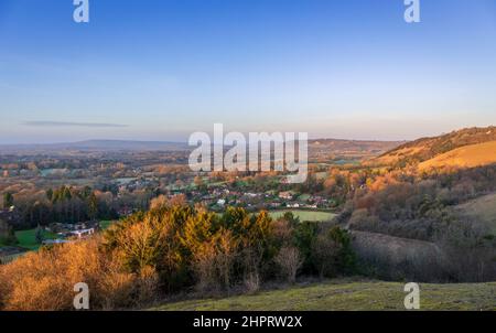 Ruhiger Blick in die Morgendämmerung von Colley Hill Reigate auf den Surrey Hills North Downs im Südosten Englands Stockfoto