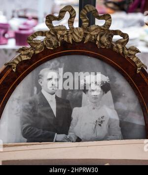 PARIS - 10. MÄRZ 2013: Altes Schwarz-Weiß-Foto von Braut und Bräutigam auf dem Flohmarkt in Paris, Frankreich. Stockfoto