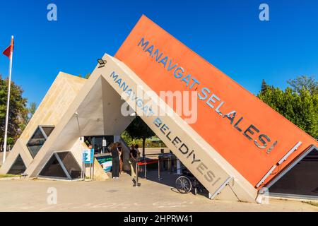 Kleines, schrulliges, eckiges Gebäude am Eingang zu den Manavgat-Fällen. Stockfoto