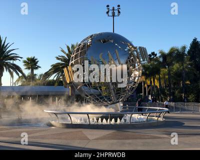 Los Angelos, Kalifornien, USA - 07 September, 2018: Die Welt der berühmten Park Universal Studios in Hollywood. Ball mit der Inschrift am Eingang der Stockfoto