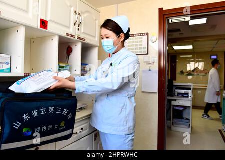 (220223) -- JINAN, 23. Februar 2022 (Xinhua) -- Krankenschwester Lian Ping bereitet sich im dritten Krankenhaus der Provinz Shandong in Jinan, ostchinesische Provinz Shandong, auf die Tür-zu-Tür-Pflege vor, 23. Februar 2022. Die Provinz Shandong hat eine Online-Plattform eingerichtet, die Patienten eine Tür-zu-Tür-Pflege bietet. Patienten, die sich zu Hause erholen, können sich jetzt online für die Pflegedienste bewerben.Insgesamt haben sich 176 medizinische Einrichtungen und rund 15.000 qualifizierte und erfahrene Krankenschwestern auf der Plattform für die medizinische Versorgung registriert. Bisher hat die Plattform über 10.000 Patienten profitiert. (Xinhua/Guo Stockfoto