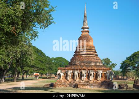 Alte buddhistische Stupa mit Elefantenskulpturen. Ruinen des buddhistischen Tempels von Wat Sorosak. Sukhothai City Historical Park, Thailand Stockfoto