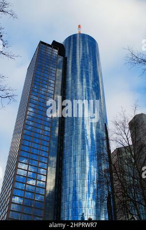 Der MAIN TOWER in Frankfurt spiegelt den wolkenblauen Abendhimmel in Frankfurt wider. Stockfoto