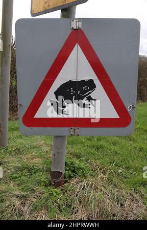 Warnung Frogs-Schild in der Nähe von Staunton, Gloucestershire Bild von Antony Thompson - tausend Wortmedien, KEINE VERKÄUFE, KEINE SYNDIZIERUNG. Kontaktieren Sie für weitere Informationen Stockfoto