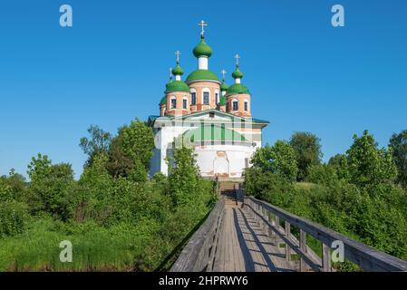 Ein sonniger Junitag in der alten Kathedrale im Namen der Smolensker Ikone der Gottesmutter. Olonets. Karelien, Russland Stockfoto