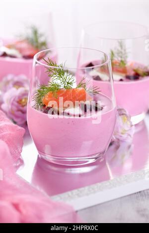 Lachs mit Rote Beete-Mousse mit der feinsten, weichen Textur kombiniert mit Meerrettich und Frischkäse ist eine wunderbare Geschmackskombination. Entf Stockfoto