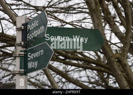 Öffentlicher Fußweg und Severn Way-Schild an der Haw Bridge, Tirley, Gloucestershire Bild von Antony Thompson - tausend Wortmedien, KEINE VERKÄUFE, KEINE SYNDIZIERUNG Stockfoto