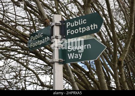 Öffentlicher Fußweg und Severn Way-Schild an der Haw Bridge, Tirley, Gloucestershire Bild von Antony Thompson - tausend Wortmedien, KEINE VERKÄUFE, KEINE SYNDIZIERUNG Stockfoto