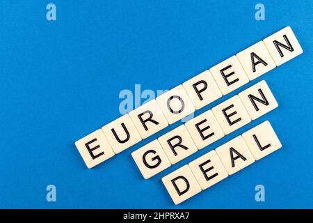 Satz „European Green Deal“, bestehend aus Buchstaben auf blauem Hintergrund. Foto aufgenommen unter künstlichem, weichem Licht Stockfoto