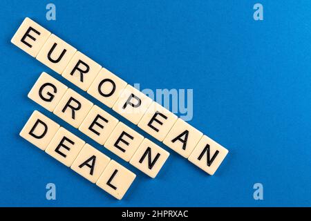 Satz „European Green Deal“, bestehend aus Buchstaben auf blauem Hintergrund. Foto aufgenommen unter künstlichem, weichem Licht Stockfoto