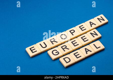 Satz „European Green Deal“, bestehend aus Buchstaben auf blauem Hintergrund. Foto aufgenommen unter künstlichem, weichem Licht Stockfoto