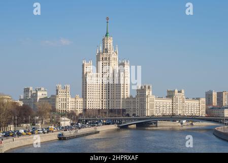 MOSKAU, RUSSLAND - 14. APRIL 2021: Blick auf das stalinistische Hochhaus am Kotelnicheskaya-Damm an einem sonnigen Apriltag Stockfoto