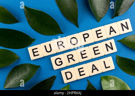 Satz „European Green Deal“, bestehend aus Buchstaben, die auf den blauen Hintergrund mit grünen Laven gesetzt sind. Foto aufgenommen unter künstlichem, weichem Licht Stockfoto