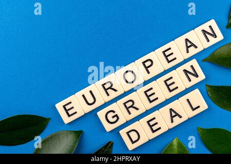 Satz „European Green Deal“, bestehend aus Buchstaben, die auf den blauen Hintergrund mit grünen Laven gesetzt sind. Foto aufgenommen unter künstlichem, weichem Licht Stockfoto