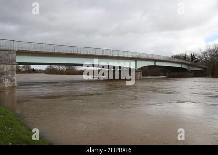 The River Severn in Flood at Haw Bridge, Tirley, Gloucestershire Bild von Antony Thompson - Thousand Word Media, NO SALES, NO SYNDICATION. Kontakt Stockfoto