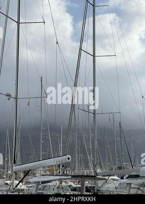 Schmuddelige Masten im Denia Segelclub Stockfoto