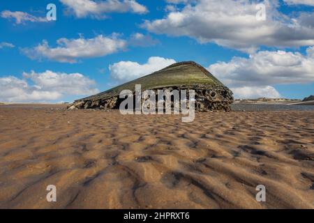 Ein altes Schiffswrack am Strand im Küstendorf Newburgh, Aberdeenshire, Schottland, bei Ebbe gesehen Stockfoto