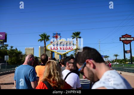 Besucher warten in einer Schlange, um ein Foto mit dem Schild Welcome to Fabulous Las Vegas zu machen, einem Wahrzeichen, das im Mai 1959 finanziert und kurz darauf von Western errichtet wurde Stockfoto