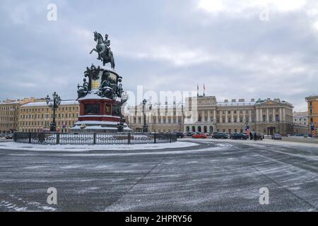 SANKT PETERSBURG, RUSSLAND - 12. JANUAR 2022: Blick auf das Denkmal des russischen Imperators Nikolaus I. und den Mariinski-Palast auf dem Isaaksplatz Stockfoto