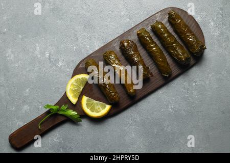 Gefüllte Collard-Grüns mit gekochten Blättern, traditonale türkische Schwarzmeergerichte, sarma, dolma Stockfoto