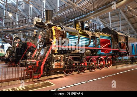 ST. PETERSBURG, RUSSLAND - 17. FEBRUAR 2022: Demonstration der inneren Struktur der am weitesten verbreiteten Dampflokomotive der Sowjetunion. Museu Stockfoto