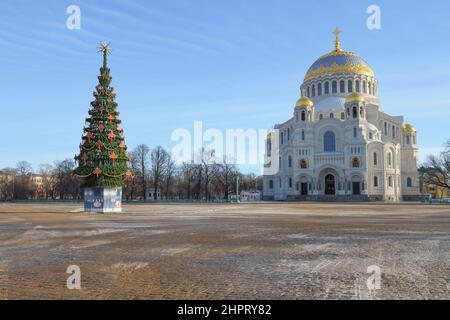 KRONSHTADT, RUSSLAND - 18. JANUAR 2022: Blick auf den Weihnachtsbaum und die St. Nikolaus-Marinekathedrale auf dem Ankerplatz an einem sonnigen Januarmorgen Stockfoto