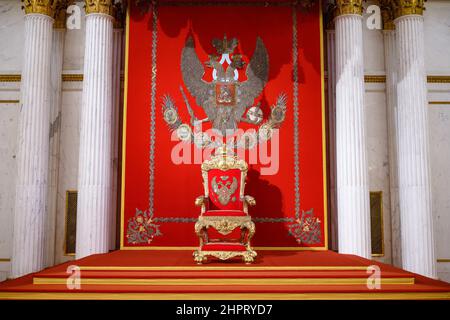 SANKT PETERSBURG, RUSSLAND - 17. FEBRUAR 2022: Kaiserlicher Thron im Großen Thronsaal des Winterpalastes. Hermitage Museum Stockfoto