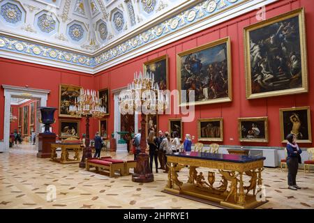 SANKT PETERSBURG, RUSSLAND - 17. FEBRUAR 2022: Saal der italienischen Kunst (kleiner Prosvet, Neue Eremitage) im Staatlichen Eremitage-Museum Stockfoto