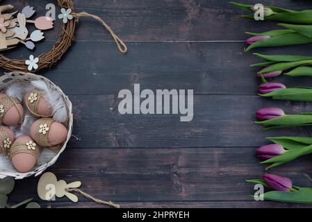 Ein Blick aus dem hohen Winkel auf osterdekorationen und Tulpen Stockfoto