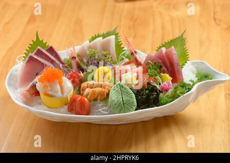 Frische japanische Speisen gemischt Sashimi Moriawase Platte (rohe Meeresfrüchte) mit Eis, Fisch schneiden ein Gericht isoliert auf Holz Hintergrund Draufsicht Stockfoto