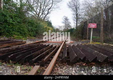 Rund um das Vereinigte Königreich - Bahnübergang an einem unbemannten Bahnübergang Stockfoto