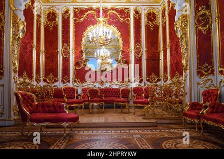 SANKT PETERSBURG, RUSSLAND - 17. FEBRUAR 2022: Innenansicht des Boudoirs der russischen Kaiserin Maria Alexandrovna (Ehefrau von Kaiser Alexander II.) Stockfoto