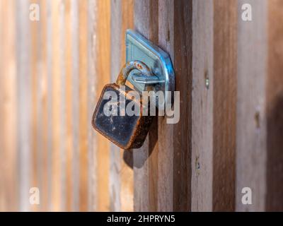 Schloss auf eine Holztür Stockfoto