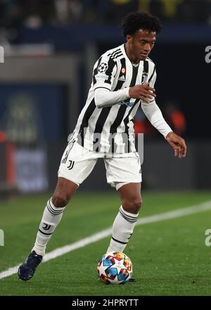 Villarreal, Spanien, 22nd. Februar 2022. Juan Cuadrado von Juventus während des UEFA Champions League-Spiels im Estadio de la Ceramica, Villarreal. Bildnachweis sollte lauten: Jonathan Moscrop / Sportimage Stockfoto