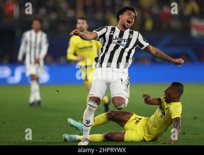 Villarreal, Spanien, 22nd. Februar 2022. Weston McKennie von Juventus wird von Pervis Estupinan von Villarreal CF, einer Herausforderung, die während des UEFA Champions League-Spiels im Estadio de la Ceramica in Villarreal zu einem Fußbruch für den amerikanischen Mittelfeldspieler führte, gefoult. Bildnachweis sollte lauten: Jonathan Moscrop / Sportimage Stockfoto