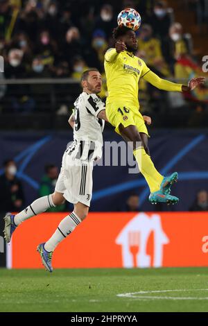 Villarreal, Spanien, 22nd. Februar 2022. Boulaye Dia von Villarreal CF klettert über Leonardo Bonucci von Juventus, um während des UEFA Champions League-Spiels im Estadio de la Ceramica, Villarreal, den Ball nach oben zu führen. Bildnachweis sollte lauten: Jonathan Moscrop / Sportimage Stockfoto