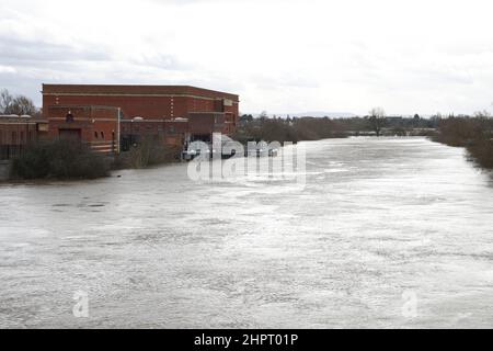 Tewkesbury, Gloucestershire, Großbritannien. 23. Februar 2022. River Severn eine Meile nördlich der alten Stadt Tewkesbury am Rande der Überschwemmung in der Nähe der Mythe Wasseraufbereitungsarbeiten. Kredit: Thousand Word Media Ltd/Alamy Live Nachrichten Stockfoto