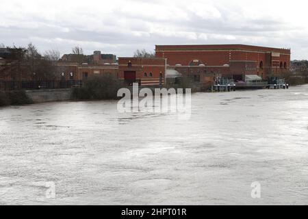 Tewkesbury, Gloucestershire, Großbritannien. 23. Februar 2022. River Severn eine Meile nördlich der alten Stadt Tewkesbury am Rande der Überschwemmung in der Nähe der Mythe Wasseraufbereitungsarbeiten. Kredit: Thousand Word Media Ltd/Alamy Live Nachrichten Stockfoto